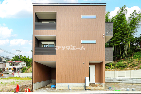 バルコニーから家中へ光があふれ出す邸