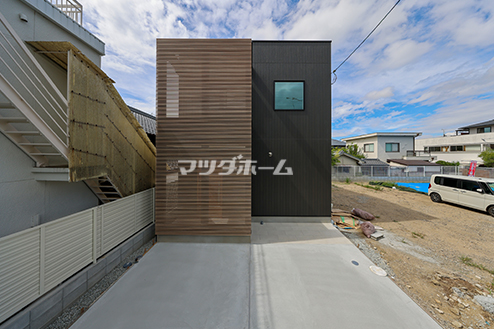 格子デザインが際立つ和モダンな外観