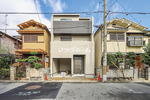 色味を抑えた上品な外観が魅力の邸